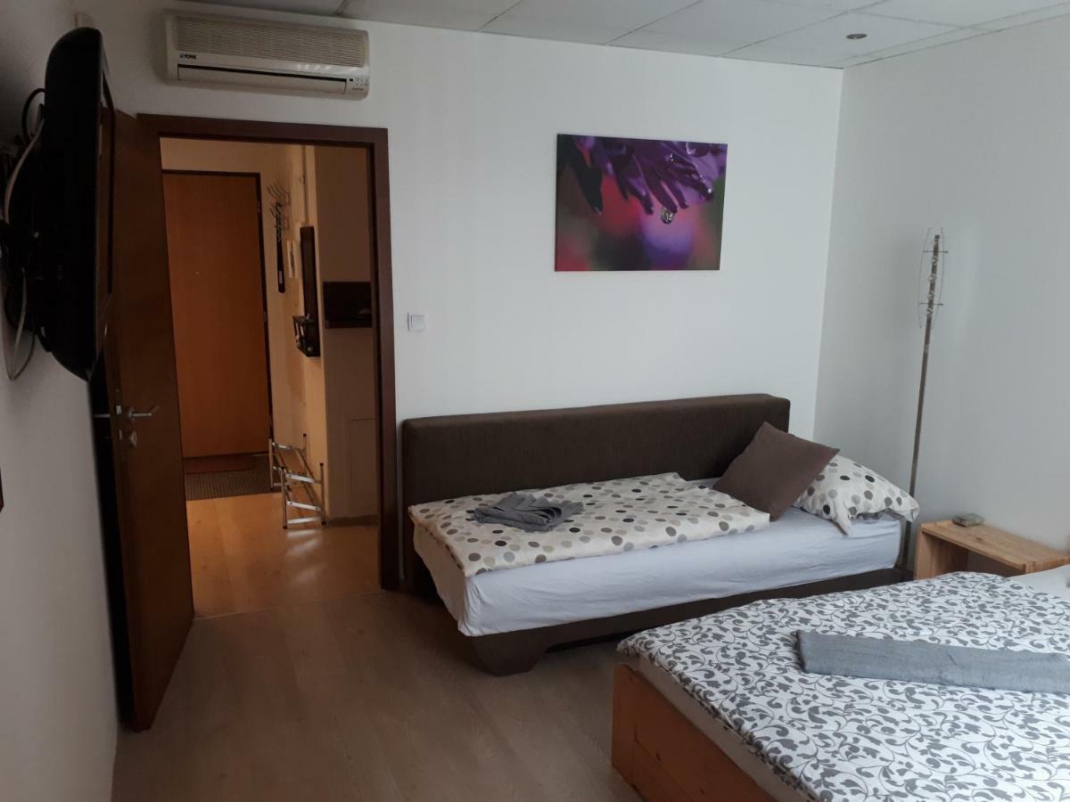 Utulny Apartman V Bratislava 6 מראה חיצוני תמונה
